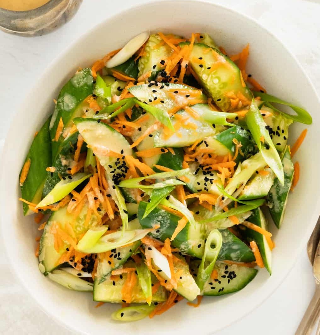 Burkānu un gurķu salāti ar tahini mērci